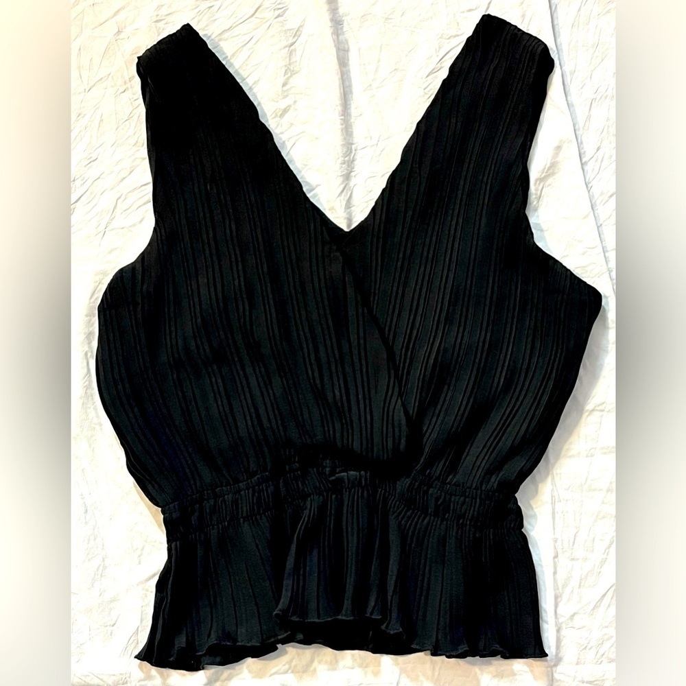 Moodie Women’s Small Black Sleeveless V-Neck Top